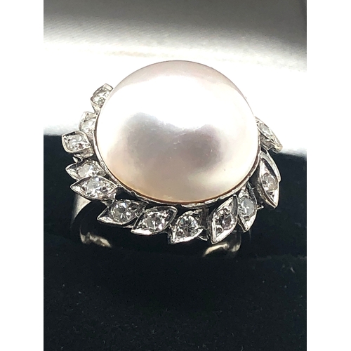 66 - Large heavy 14ct white gold Vintage mabe pearl & diamond ring pearl measures approx 17mm dia set wit... 