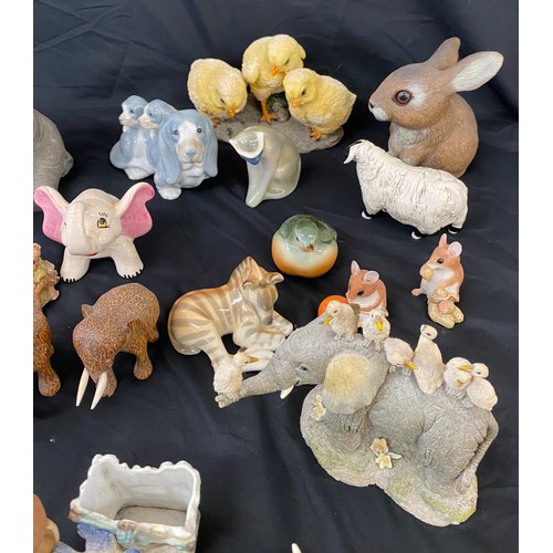 165 - Selection of vintage animal figures to include Timmie Willie Sleeping in a Pea Pod Beatrix Potter, U... 