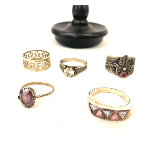 506 - Selection of 5 silver hallmarked rings and stand