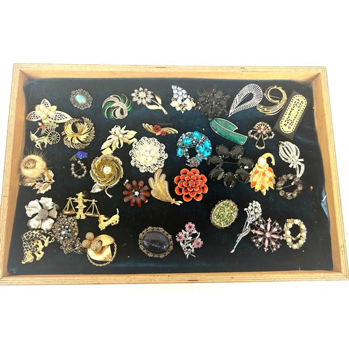 496 - Selection of 40 vintage and later brooches