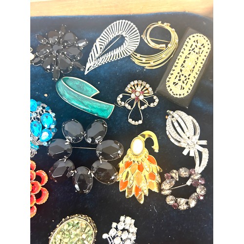 496 - Selection of 40 vintage and later brooches