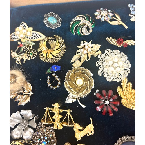 496 - Selection of 40 vintage and later brooches