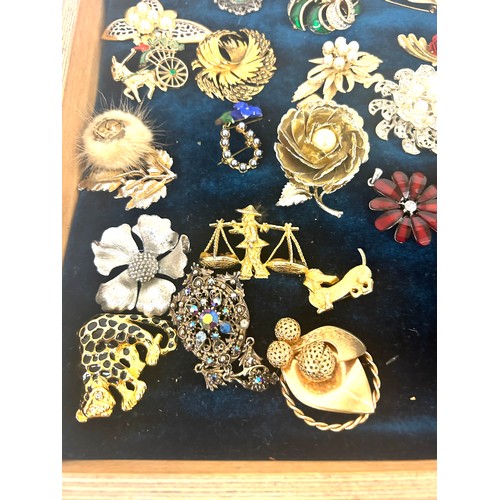 496 - Selection of 40 vintage and later brooches