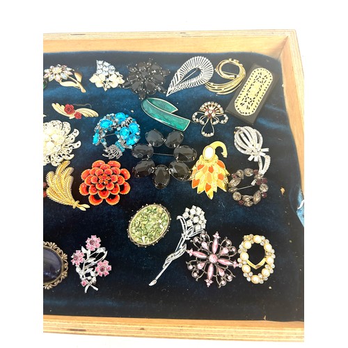 496 - Selection of 40 vintage and later brooches