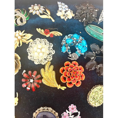 496 - Selection of 40 vintage and later brooches