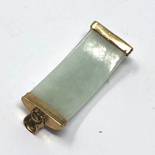 54 - 9ct gold & jade chinese pendant weight 4.1g