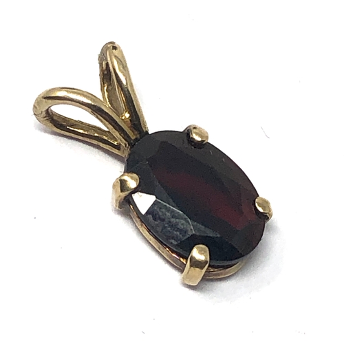 121 - 9ct gold garnet pendant measures approx 1.3cm drop weight 0.8g