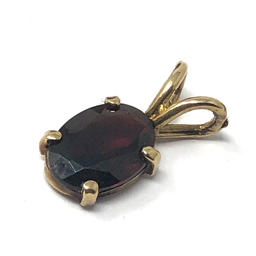 121 - 9ct gold garnet pendant measures approx 1.3cm drop weight 0.8g