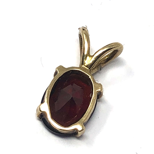 121 - 9ct gold garnet pendant measures approx 1.3cm drop weight 0.8g