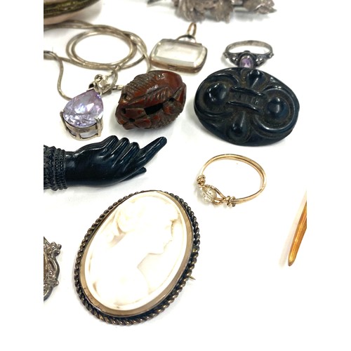 518 - Selection of antique/vintage costume jewellery