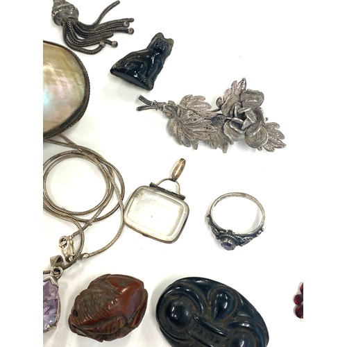 518 - Selection of antique/vintage costume jewellery