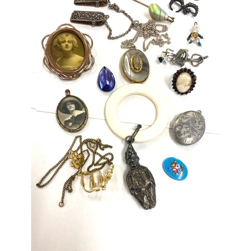 520 - Selection of antique/vintage costume jewellery