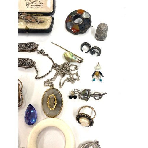 520 - Selection of antique/vintage costume jewellery