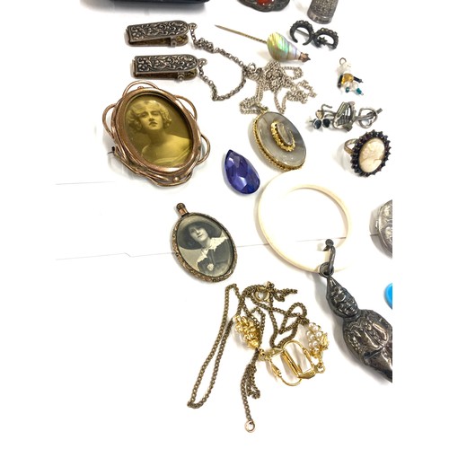 520 - Selection of antique/vintage costume jewellery