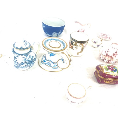 50 - Small box of mixed ceramics including Wedgwood, Sevres and Coalport