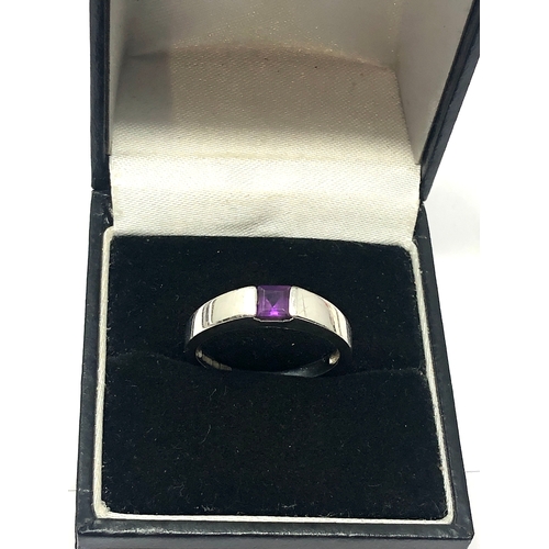 124 - 9ct white gold amethyst ring weight 2.8g