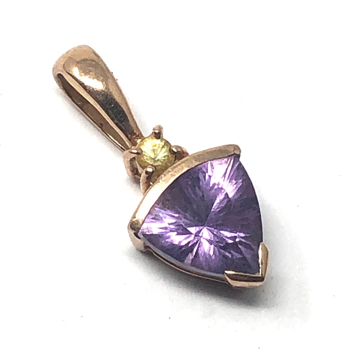 127 - 9ct gold amethyst & peridot pendant measures approx 2cm drop weight 1.5g