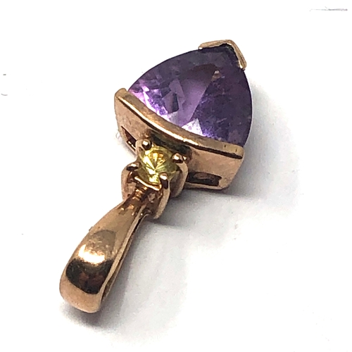 127 - 9ct gold amethyst & peridot pendant measures approx 2cm drop weight 1.5g