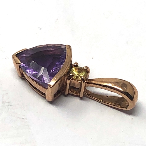 127 - 9ct gold amethyst & peridot pendant measures approx 2cm drop weight 1.5g