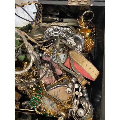 483 - Selection of vintage and later costume jewellery