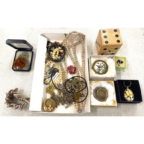 635 - Selection of vintage ladies costume jewellery