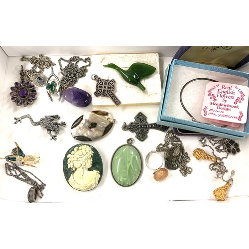 638 - Selection of vintage and later silver and costume jewellery pieces