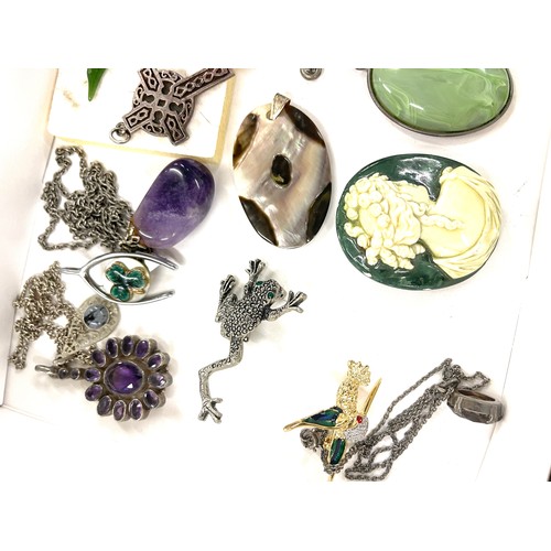 638 - Selection of vintage and later silver and costume jewellery pieces