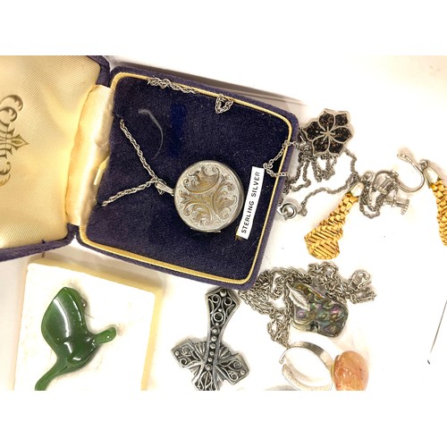 638 - Selection of vintage and later silver and costume jewellery pieces