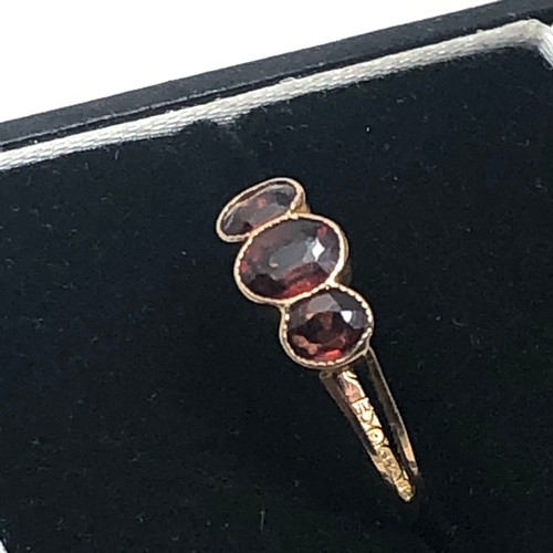 172 - 9ct gold antique garnet trilogy gypsy setting ring - hallmarked chester 1913 (0.7g)