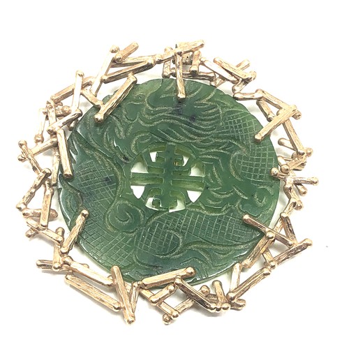 169 - Large 9ct gold vintage carved nephrite chinese character brooch pendant (33.4g)