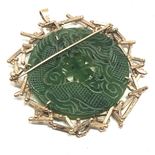 169 - Large 9ct gold vintage carved nephrite chinese character brooch pendant (33.4g)