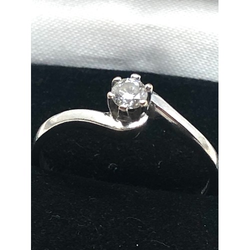 142 - 18ct white gold diamond solitaire ring (2.9g)