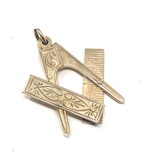 139 - 9ct gold masonic articulated pendant (2.1g)