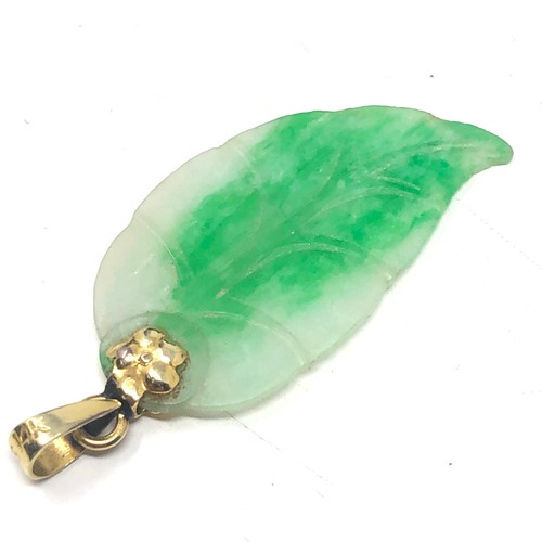 149 - 14ct gold bail jade pendant (2.5g)