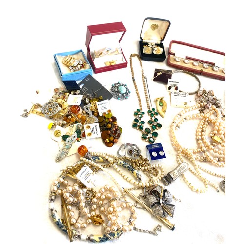 637 - Box of costume jewellery