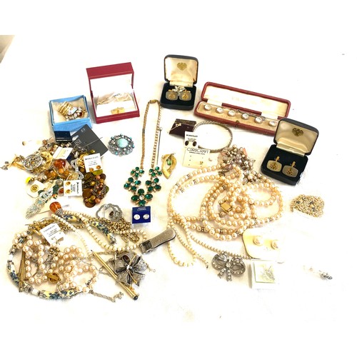 637 - Box of costume jewellery