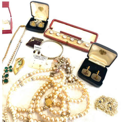 637 - Box of costume jewellery