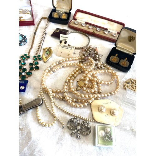 637 - Box of costume jewellery