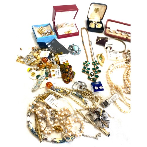 637 - Box of costume jewellery