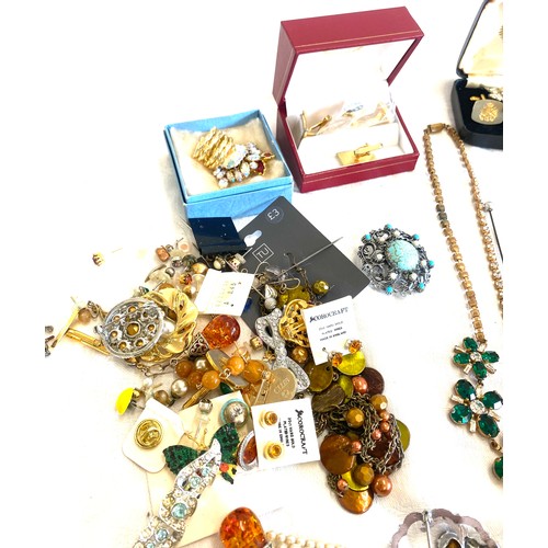 637 - Box of costume jewellery