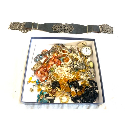 639 - Box of costume jewellery