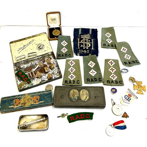 476 - Selection of vintage collectables to include medals, advertising tins Selection of vintage badges/ m... 