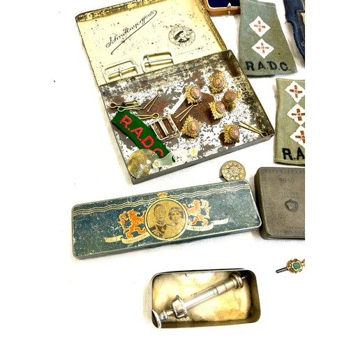 476 - Selection of vintage collectables to include medals, advertising tins Selection of vintage badges/ m... 