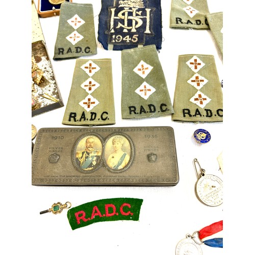 476 - Selection of vintage collectables to include medals, advertising tins Selection of vintage badges/ m... 