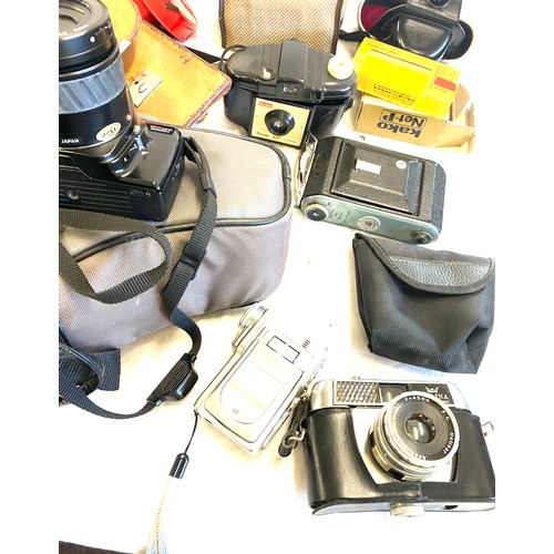 245 - Selection of vintage cameras to include Halina paulette camera, Kodak EK160 camera, Minlota Dynax 30... 