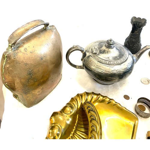 247 - Selection collectable metal items to include heavy dog nut cracker, brass jug, cattle bell, teapot, ... 