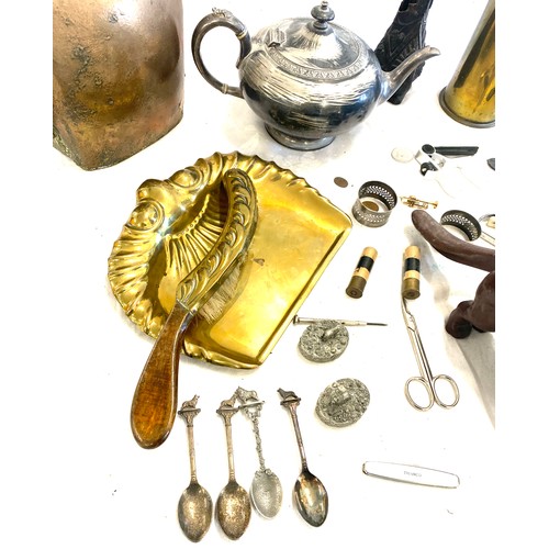 247 - Selection collectable metal items to include heavy dog nut cracker, brass jug, cattle bell, teapot, ... 