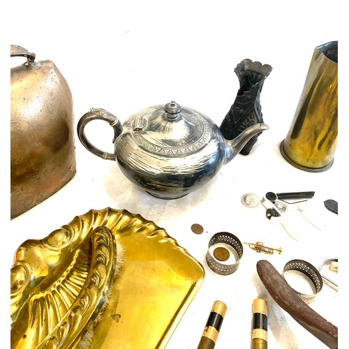 247 - Selection collectable metal items to include heavy dog nut cracker, brass jug, cattle bell, teapot, ... 