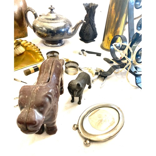 247 - Selection collectable metal items to include heavy dog nut cracker, brass jug, cattle bell, teapot, ... 