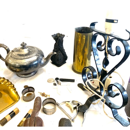 247 - Selection collectable metal items to include heavy dog nut cracker, brass jug, cattle bell, teapot, ... 